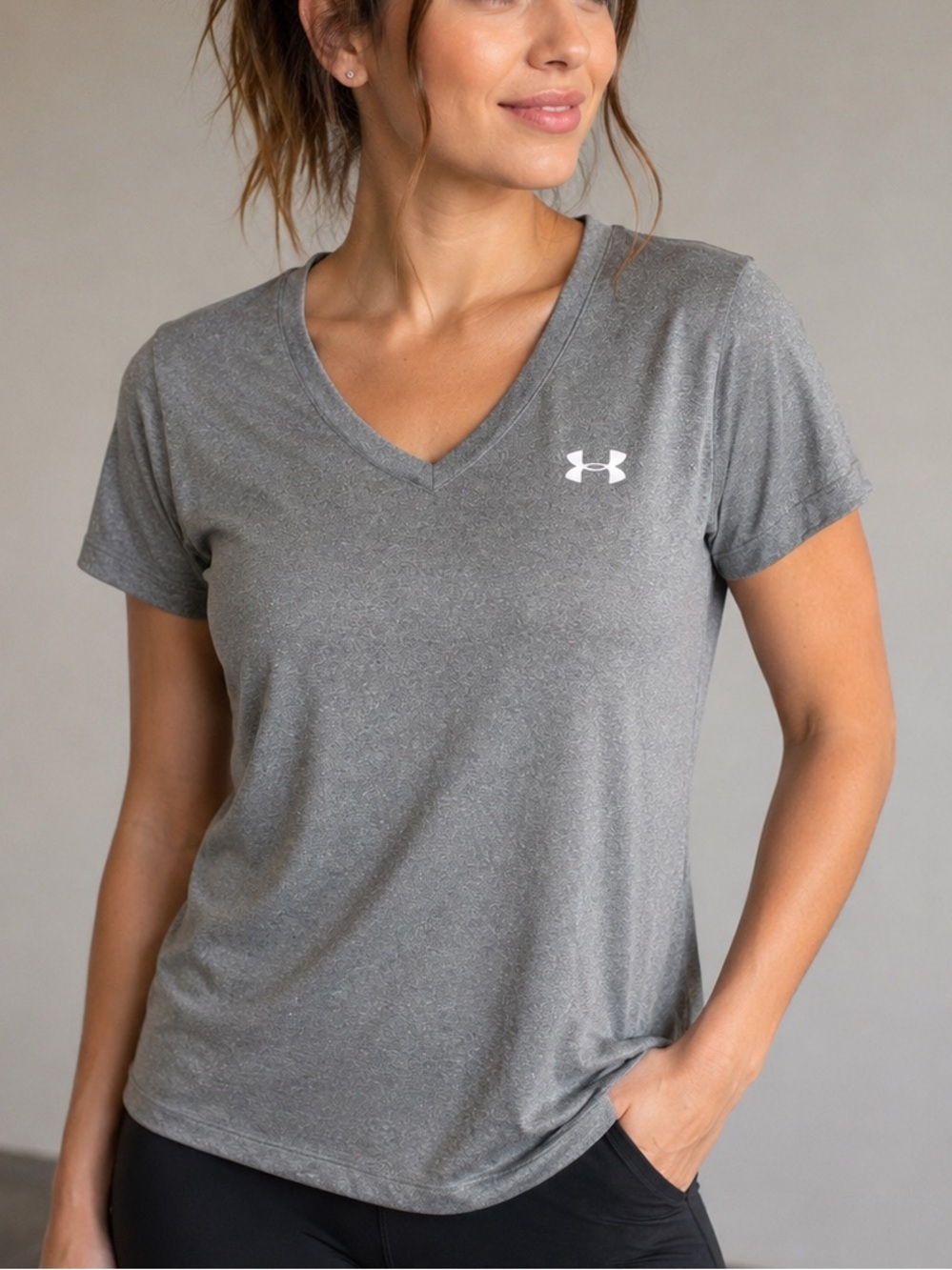 Under Armour HeatGear Gray V-Neck Athletic Tee Women’s Medium Loose Fit